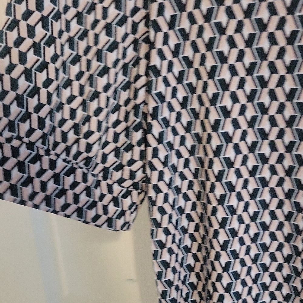 Adrianna Papell SzMed Elegant short sleeve Black,White, Teal Geometric Blouse - Picture 4 of 5